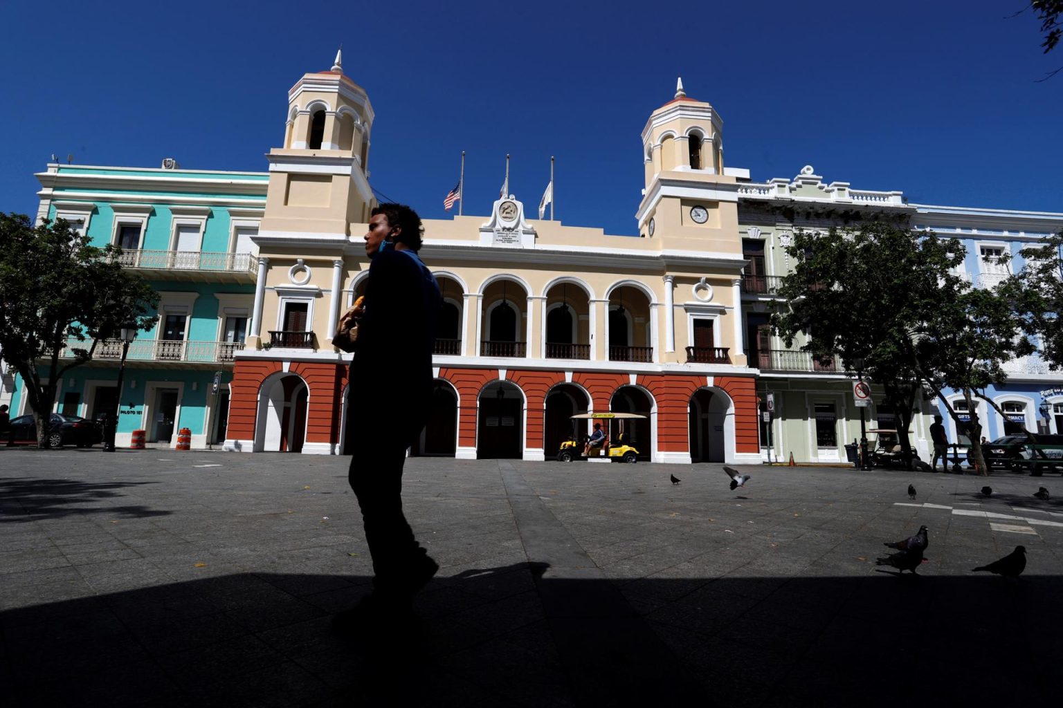 Imagen de archivo que muestra a una persona caminando frente a la sede de la Alcaldía de San Juan (Puerto Rico). EFE/Thais LLorca