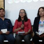 El inspector de la comunidad Tecoltemi Raymundo Romano (i) la comisariada ejidal de Santa María Sotoltepec, Viola Moreno (c) y la representante de la Unión de Ejidos y Comunidades en Defensa de la Terra, el Agua y la Vida de Atcolhua, Francisca Zamora (d), participan durante una rueda de prensa hoy, en la capital mexicana (México). EFE/José Méndez