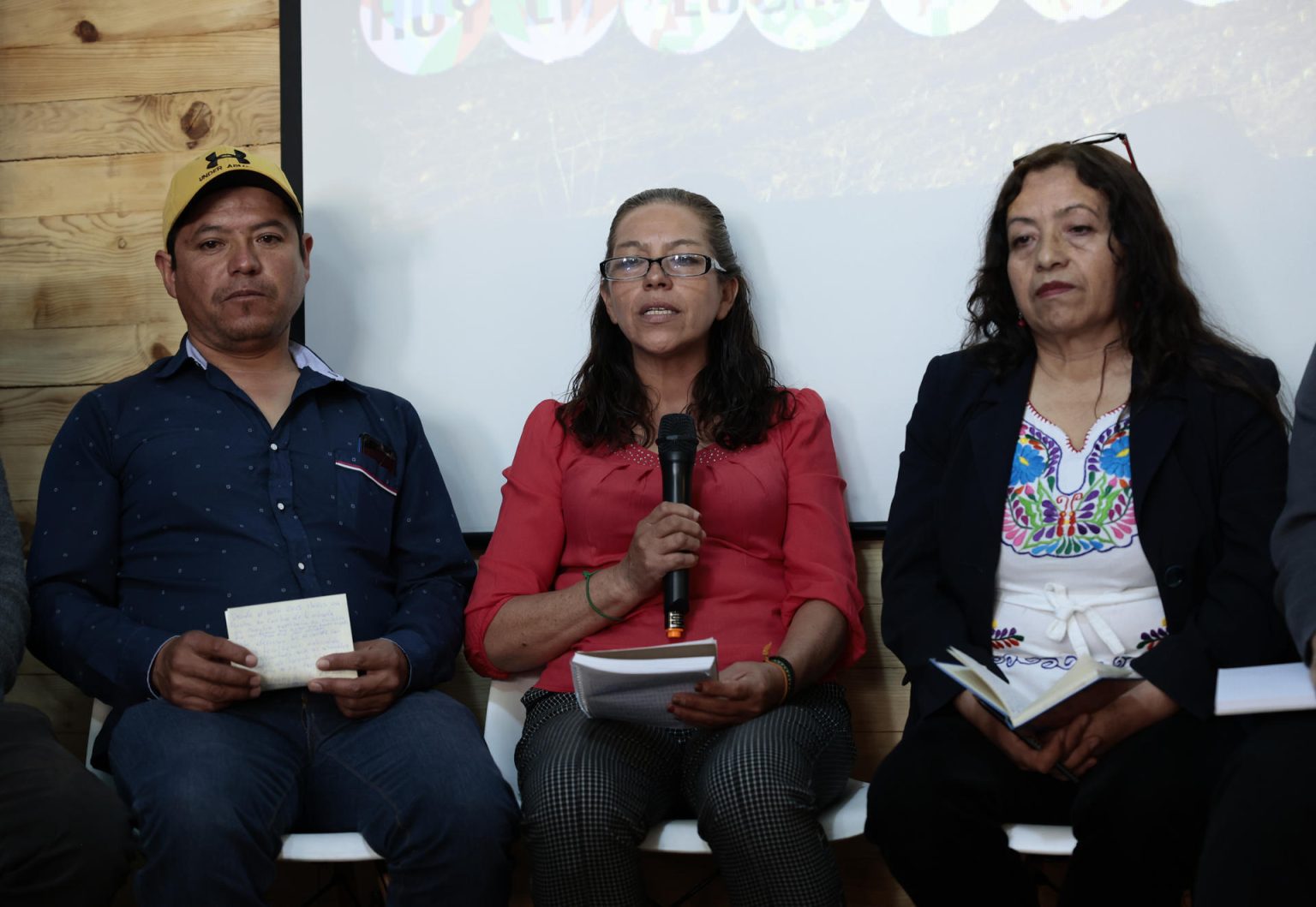 El inspector de la comunidad Tecoltemi Raymundo Romano (i) la comisariada ejidal de Santa María Sotoltepec, Viola Moreno (c) y la representante de la Unión de Ejidos y Comunidades en Defensa de la Terra, el Agua y la Vida de Atcolhua, Francisca Zamora (d), participan durante una rueda de prensa hoy, en la capital mexicana (México). EFE/José Méndez