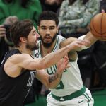 El alero de los Brooklyn Nets, Joe Harris (i) busca pasar defendiendo al alero de los Boston Celtics, Jayson Tatum (d) durante el primer cuarto en el TD Garden de Boston, Massachusetts, EE.UU. EFE/EPA/CJ GUNTHER SHUTTERSTOCK FUERA