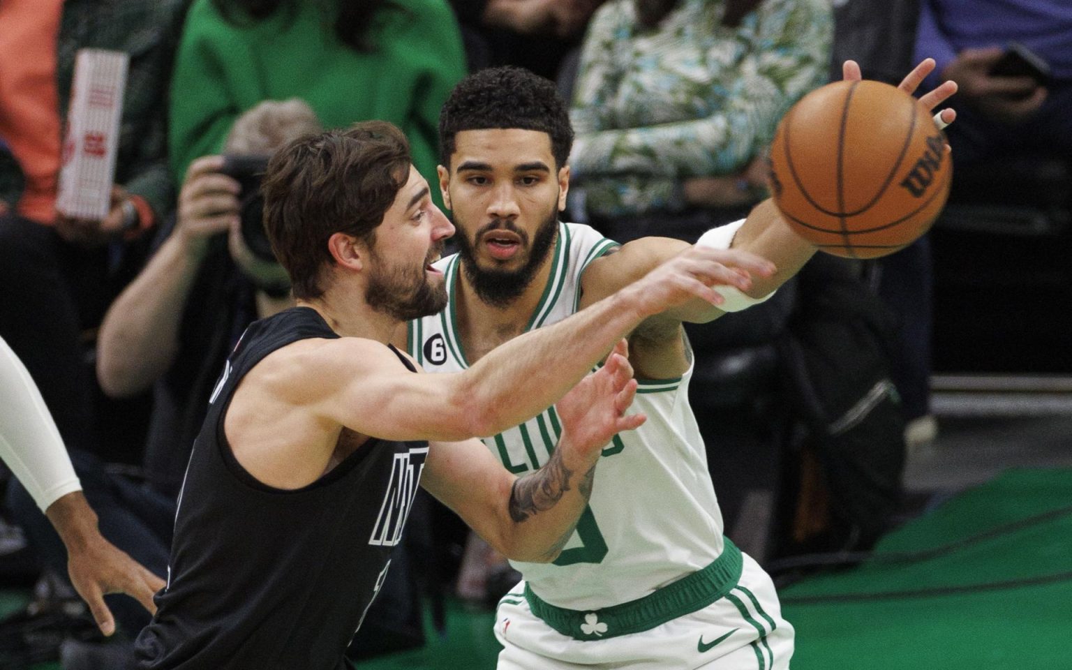 El alero de los Brooklyn Nets, Joe Harris (i) busca pasar defendiendo al alero de los Boston Celtics, Jayson Tatum (d) durante el primer cuarto en el TD Garden de Boston, Massachusetts, EE.UU. EFE/EPA/CJ GUNTHER SHUTTERSTOCK FUERA