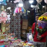 Personas realizan compras por el día de San Valentín, el 13 de febrero de 2023, en Ciudad de México (México). EFE/Sáshenka Gutiérrez