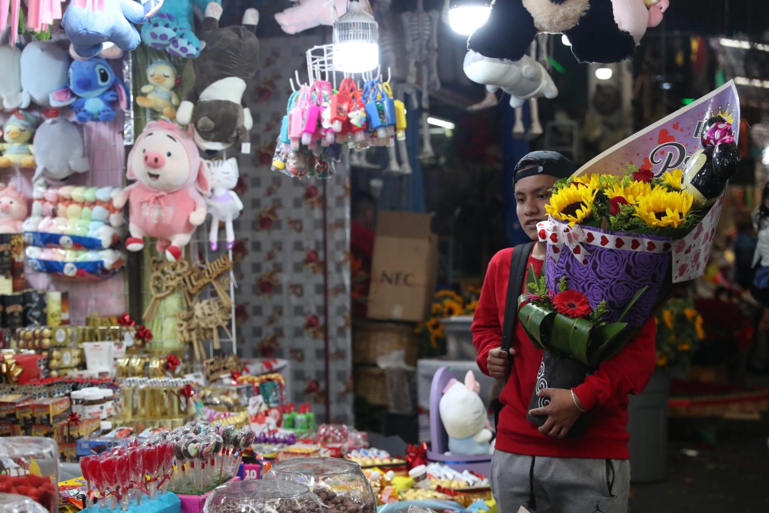 Personas realizan compras por el día de San Valentín, el 13 de febrero de 2023, en Ciudad de México (México). EFE/Sáshenka Gutiérrez