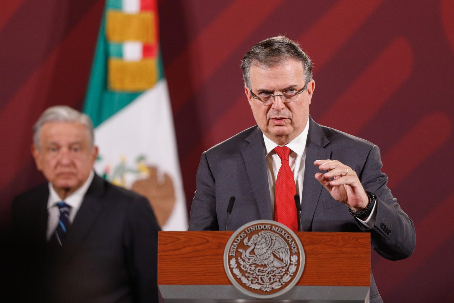 El canciller mexicano, Marcelo Ebrard, habla durante una rueda de prensa en el Palacio Nacional, hoy, en Ciudad de México (México). EFE/ Isaac Esquivel