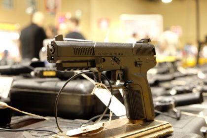 Imagen de archivo que muestra un arma que hacen parte de la Feria de Armas de Miami en Miami, Florida (Estados Unidos). EFE/Gaston De Cardenas