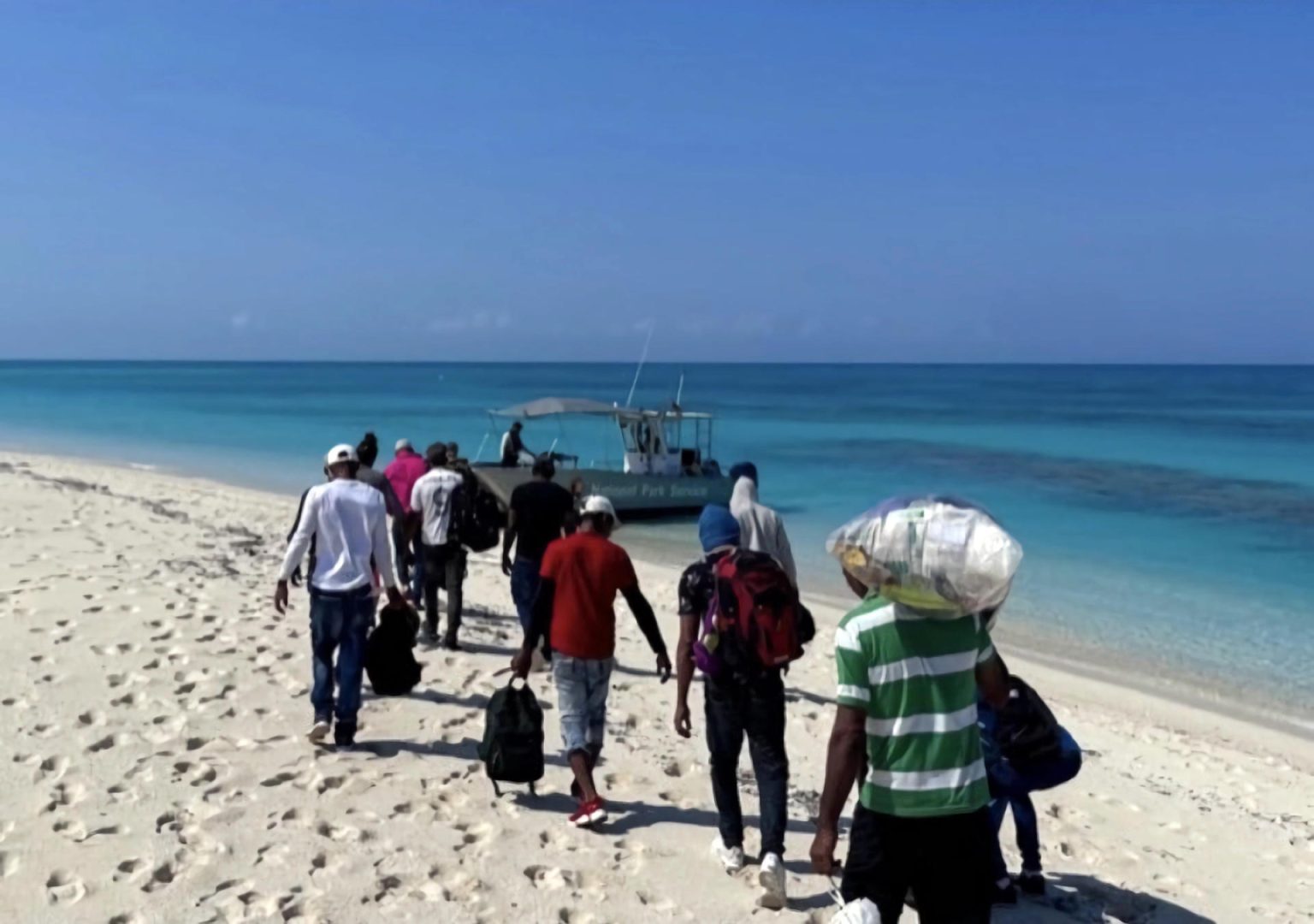 Fotografía cedida por el jefe de la Patrulla Fronteriza del sector de Miami (USBP Chief MIP), Walter N. Slosar, donde aparecen algunos de los 22 migrantes cubanos (19 hombres y 3 mujeres), mientras son trasladados a un barco del Servicio de Parques Nacionales (NPS) hoy, en el Parque Nacional Dry Tortugas, Florida (EEUU). EFE/USBP Chief MIP /SOLO USO EDITORIAL/NO VENTAS/SOLO DISPONIBLE PARA ILUSTRAR LA NOTICIA QUE ACOMPAÑA/CRÉDITO OBLIGATORIO /MÁXIMA CALIDAD DISPONIBLE