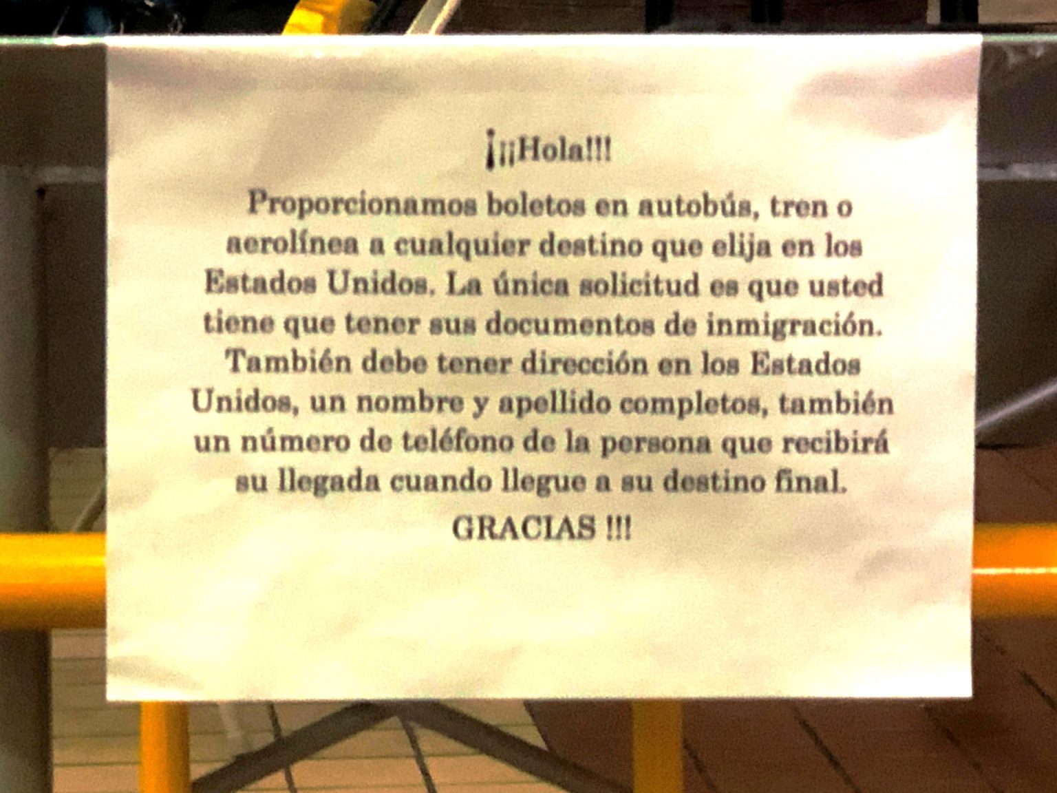 Fotografía de un mensaje escrito en español que especifica: "Proporcionamos boletos en autobús, tren o aerolínea a cualquier destino que elija en los Estados Unidos", puesto en la entrada del complejo habilitado para los inmigrantes en la estación de autobuses de Port Authority en Nueva York (EEUU). EFE/Javier Otazu MÁXIMA CALIDAD DISPONIBLE