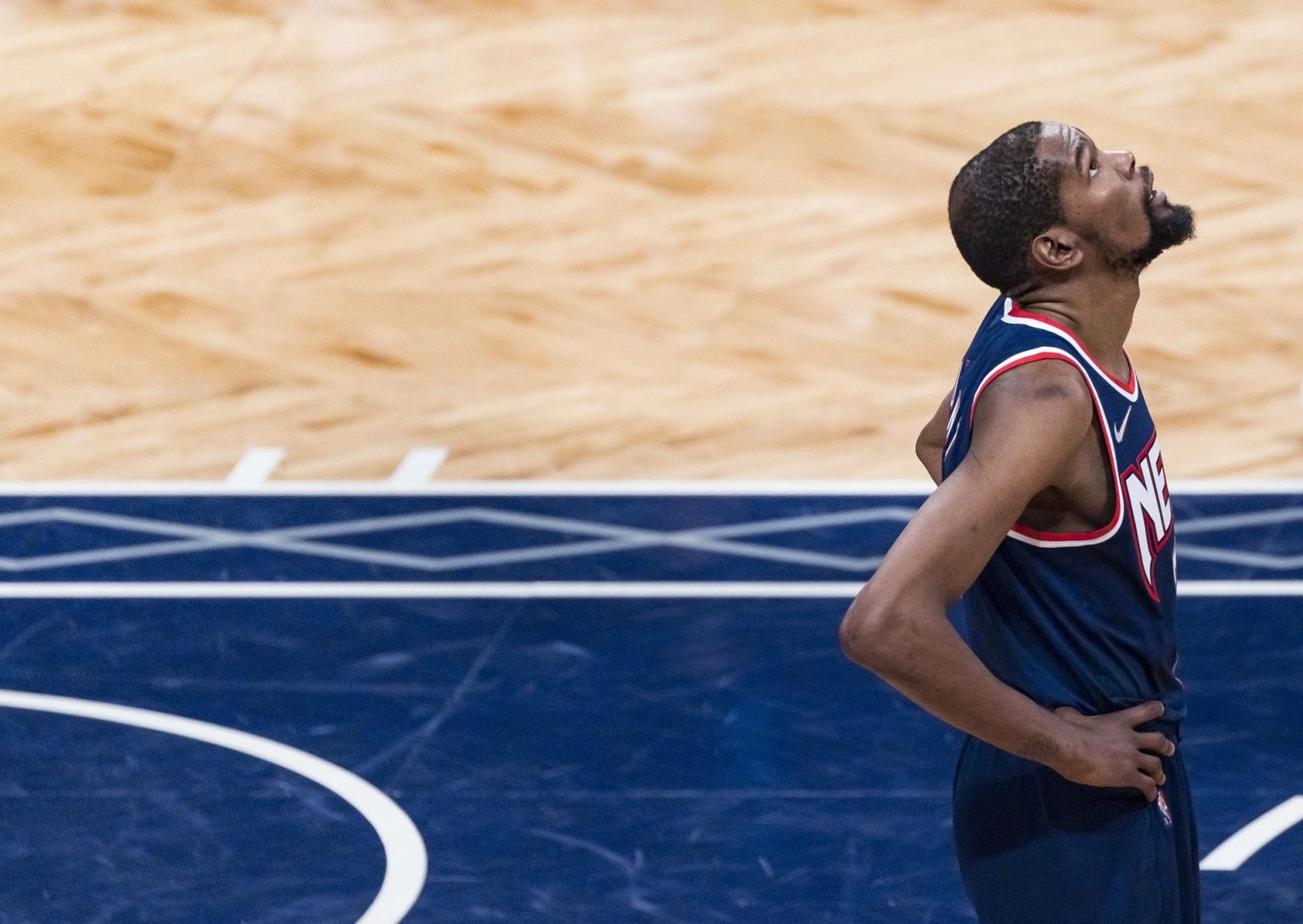 Fotografía de archivo en la que se registró al alero Kevin Durant, al actuar para los s Nets de Brooklyn y quien fue presentado como nuevo refuerzo de los Suns de Phoenix de la NBA. EFE/Justin Lane