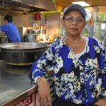 Fotografía de archivo que muestra a Yolanda Gutiérrez, propietaria de "La 27, Restaurante Familiar Nicaragüense", en su negocio en Los Ángeles, California (EE.UU.). EFE/Iván Mejía