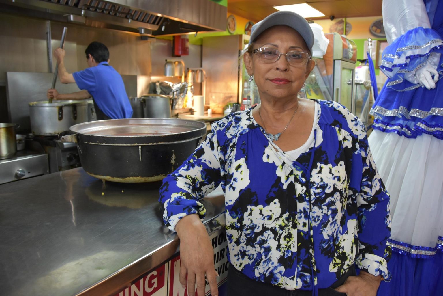 Fotografía de archivo que muestra a Yolanda Gutiérrez, propietaria de "La 27, Restaurante Familiar Nicaragüense", en su negocio en Los Ángeles, California (EE.UU.). EFE/Iván Mejía