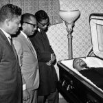 Fotografía de archivo de un gran número de personas visitan la capilla ardiente instalada en Harlem, con los restos mortales de Malcolm X. EFE/Central Press Photos/yv