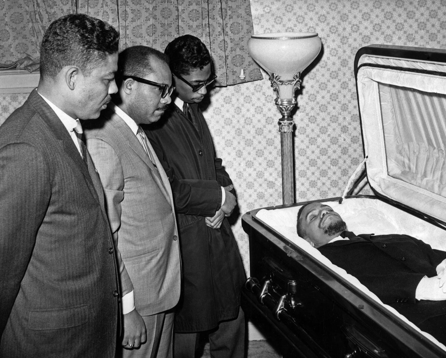 Fotografía de archivo de un gran número de personas visitan la capilla ardiente instalada en Harlem, con los restos mortales de Malcolm X. EFE/Central Press Photos/yv