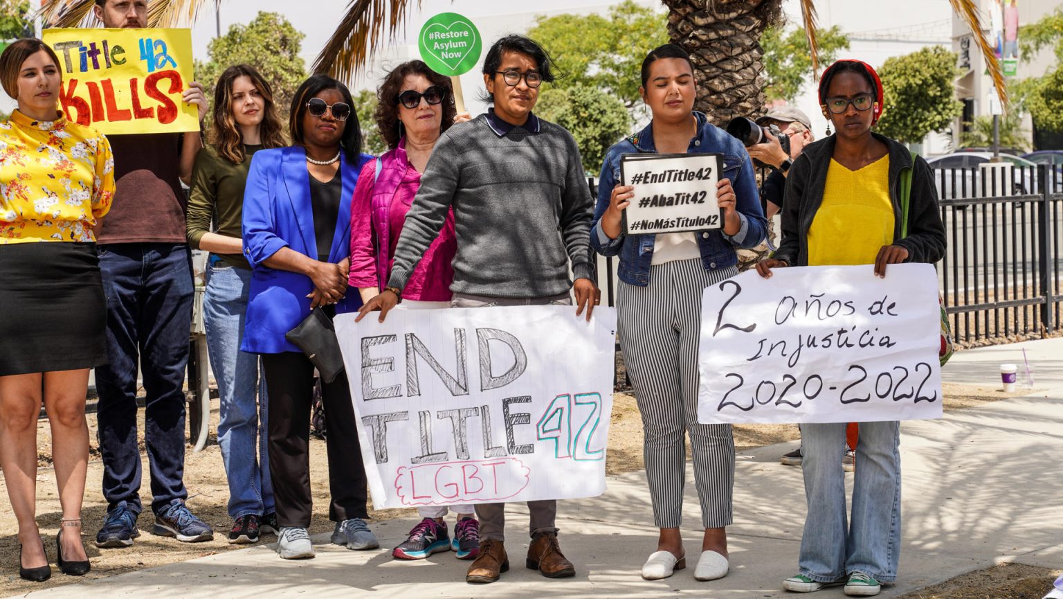 Unas personas sostienen pancartas y carteles que piden poner fin al Título 42 en San Diego, California. EFE/Manuel Ocaño