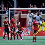 El argentino Thiago Almada (i) de Atlanta United lanza un tiro libre que se convierte en gol frente a San Jose Earthquakes en el Mercedes-Benz Stadium, en Atlanta, Georgia (EE.UU.), el 25 de febrero de 2023. EFE/Erik S. Lesser