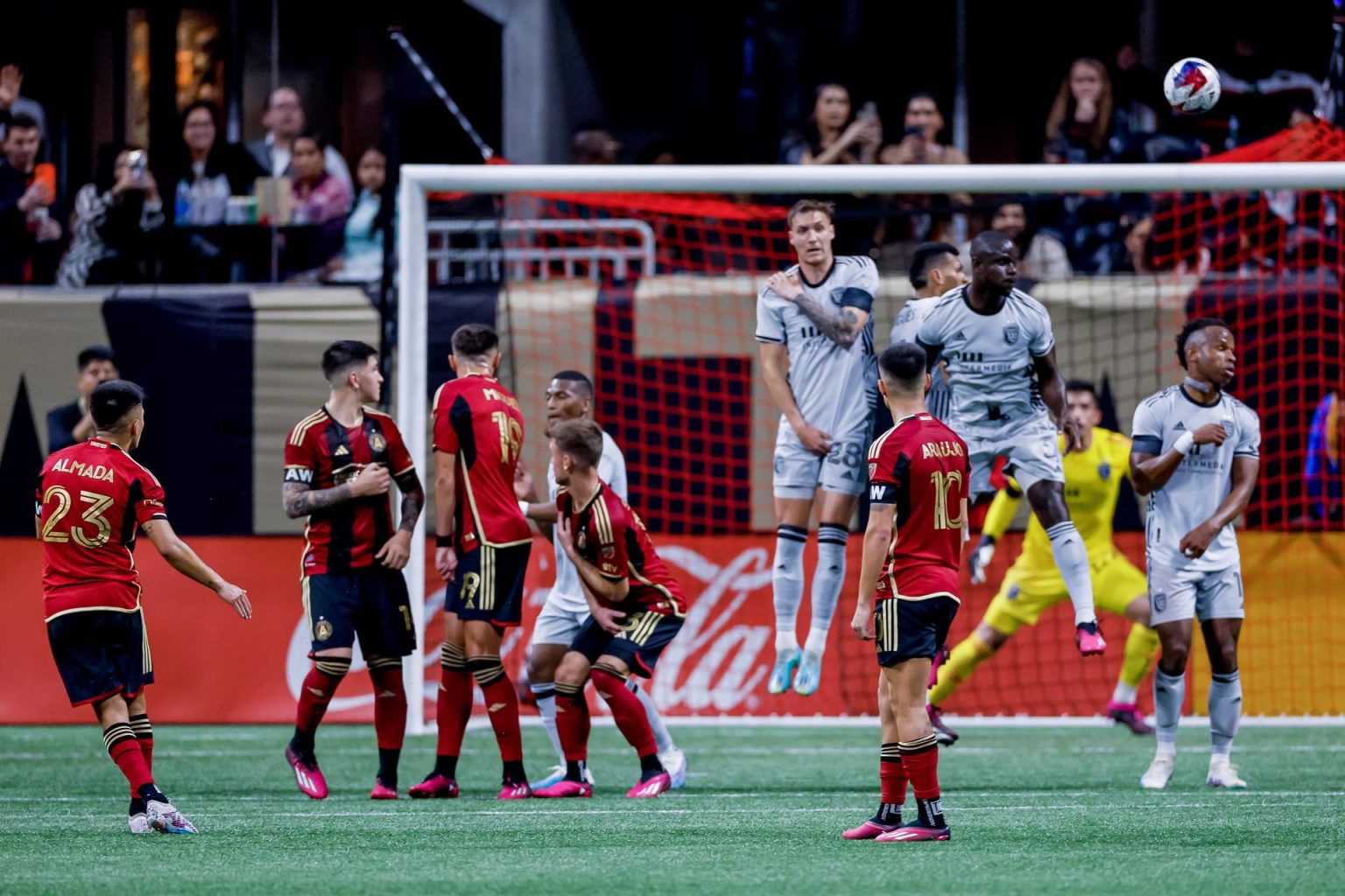 El argentino Thiago Almada (i) de Atlanta United lanza un tiro libre que se convierte en gol frente a San Jose Earthquakes en el Mercedes-Benz Stadium, en Atlanta, Georgia (EE.UU.), el 25 de febrero de 2023. EFE/Erik S. Lesser