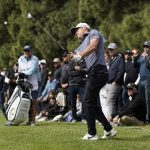 El golfista sueco Alex Norén en acción en el hoyo 1 durante la ronda 1 del Genesis Invitational en el Riviera Country Club de Los Ángeles, California, EE.UU.. (Estados Unidos) EFE/EPA/CAROLINE BREHMAN