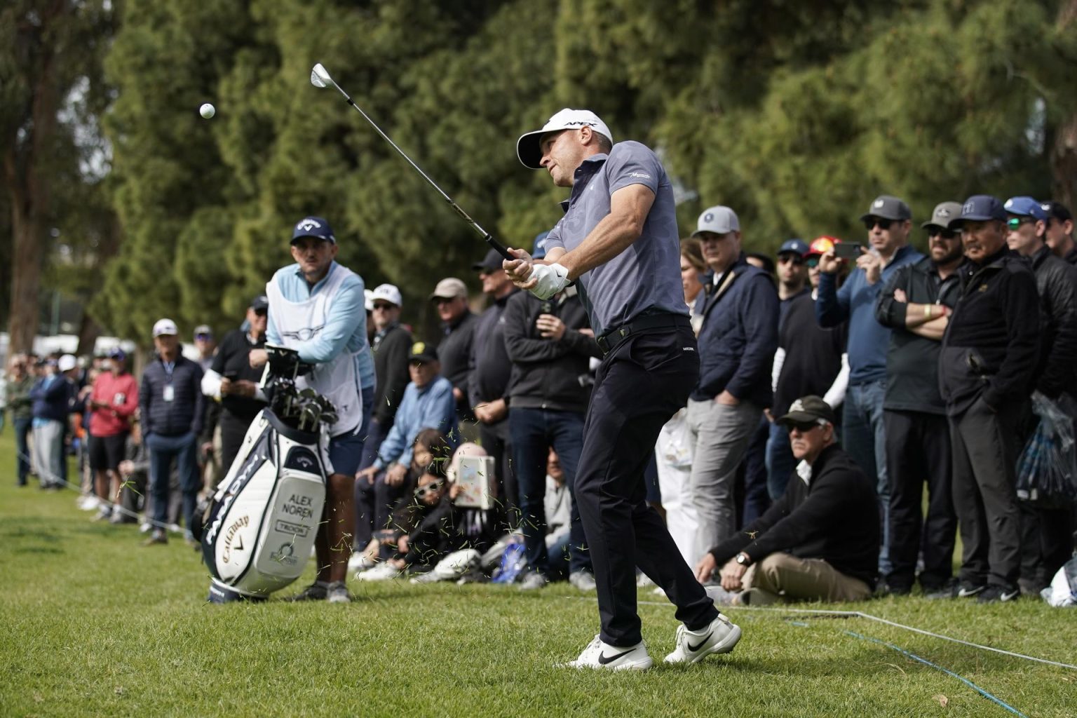 El golfista sueco Alex Norén en acción en el hoyo 1 durante la ronda 1 del Genesis Invitational en el Riviera Country Club de Los Ángeles, California, EE.UU.. (Estados Unidos) EFE/EPA/CAROLINE BREHMAN