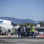 Menores de edad procedentes de México llegan a la pista aérea de la Fuerza Aérea Guatemalteca, hoy en Ciudad de Guatemala (Guatemala). EFE/Esteban Biba