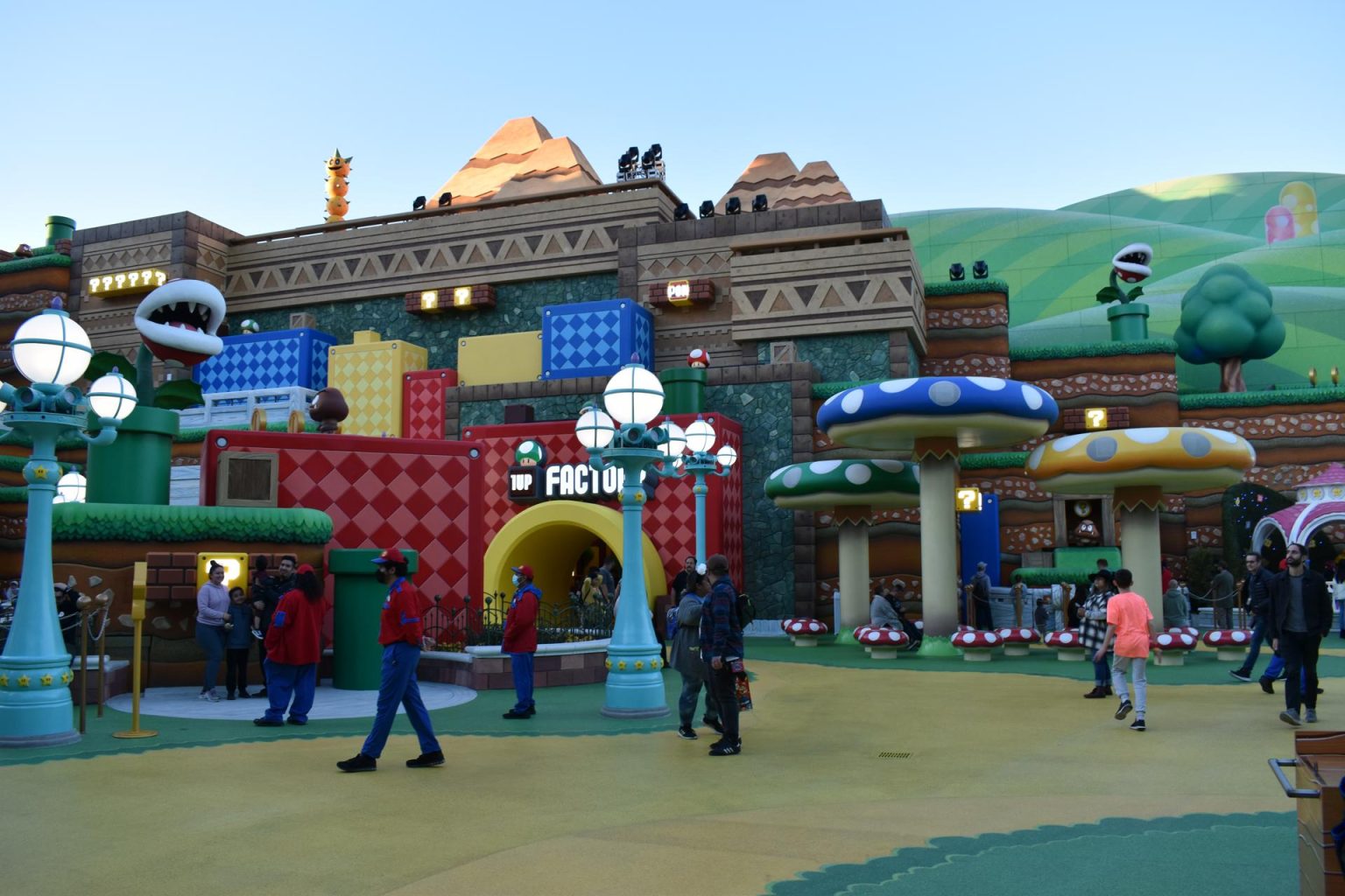 Grupos de personas visitan el nuevo parque temático "Super Nintendo World", el 6 de febrero de 2023, en el parque de atracciones Universal Studios Hollywood en Universal City, California (EEUU). EFE/ Mónica Rubalcava