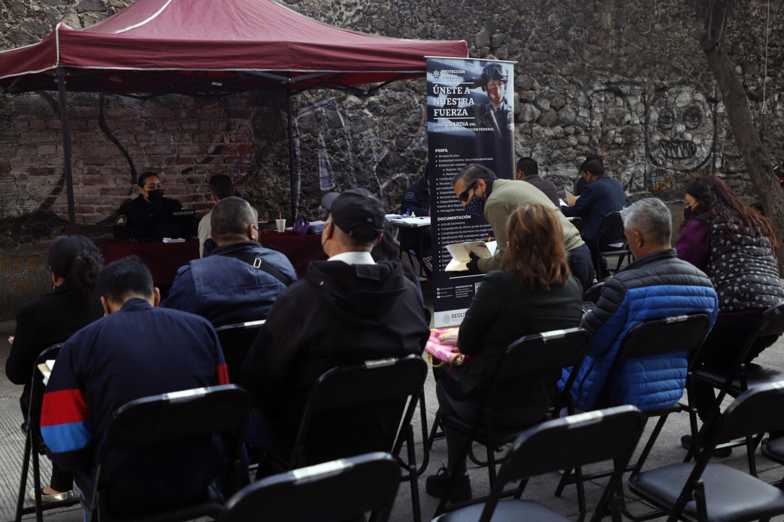 Personas acuden a un modulo de empleo de la Secretaría de Seguridad y Protección Ciudadana el 25 de enero de 2023 en la Ciudad de México (México). Imagen de archivo. EFE/Isaac Esquivel