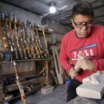 El artesano David Montes muestra el proceso de elaboración de los mosquetones de madera hoy, utilizados en el tradicional carnaval de Huejotzingo, Puebla (México). EFE/ Hilda Ríos