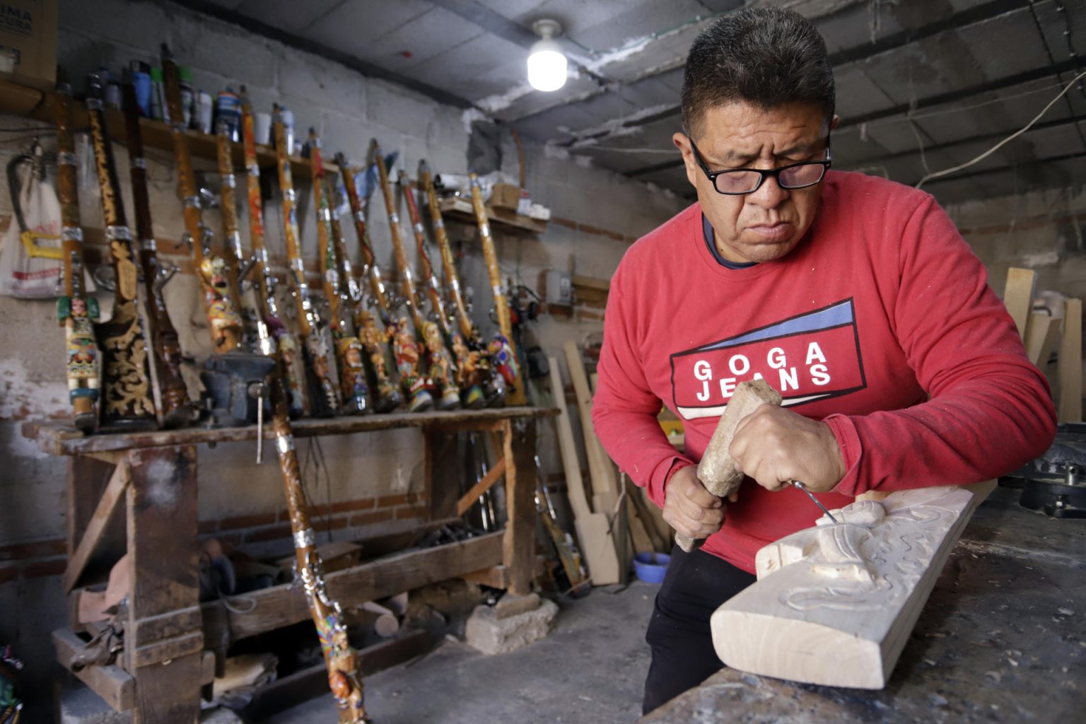 El artesano David Montes muestra el proceso de elaboración de los mosquetones de madera hoy, utilizados en el tradicional carnaval de Huejotzingo, Puebla (México). EFE/ Hilda Ríos