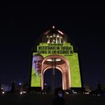 ctivistas de Greenpeace se manifiestan con una imagen proyectada del canciller mexicano Marcelo Ebrard hoy, en el Monumento a la Revolución de Ciudad de México (México). EFE/Mario Guzmán
