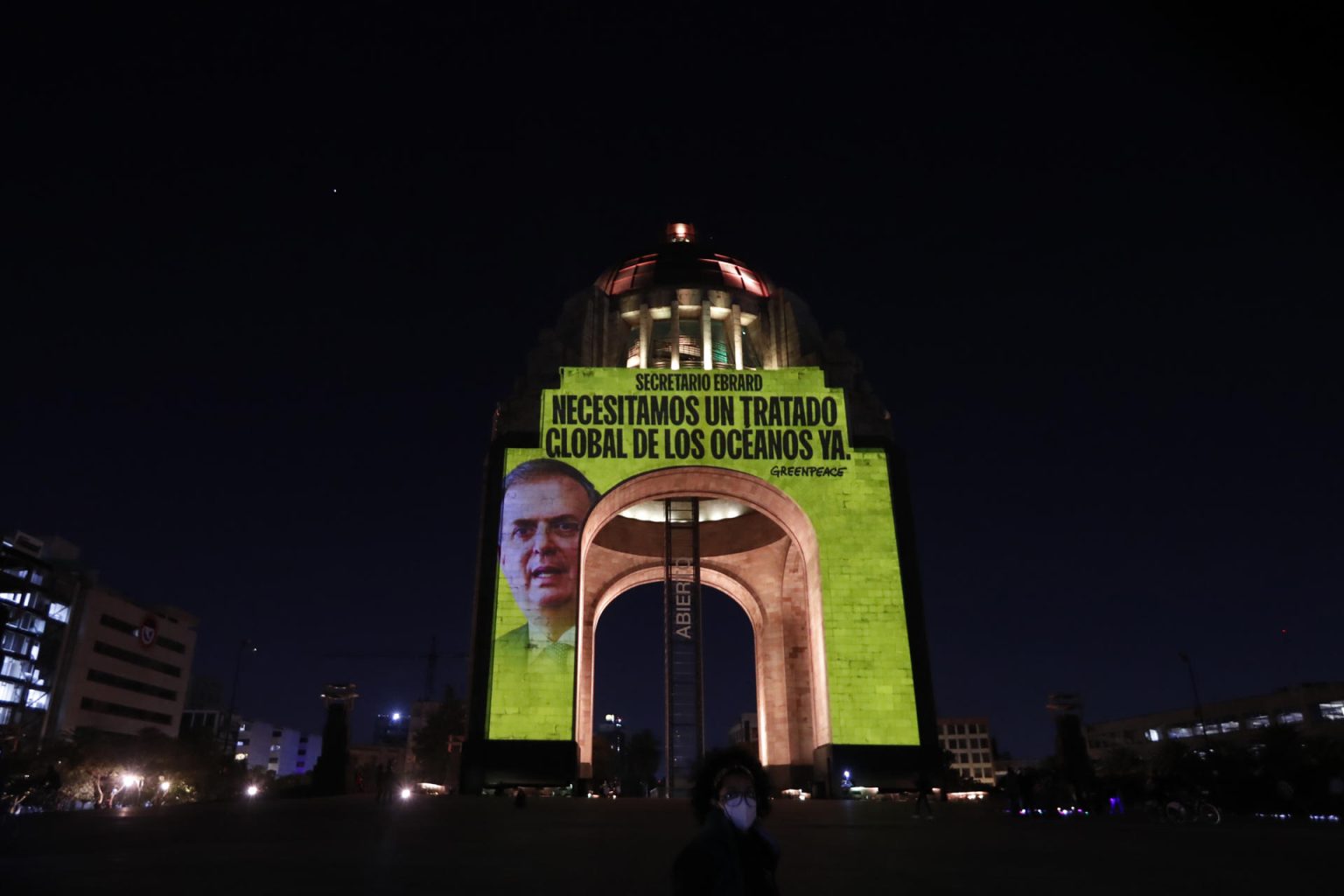 ctivistas de Greenpeace se manifiestan con una imagen proyectada del canciller mexicano Marcelo Ebrard hoy, en el Monumento a la Revolución de Ciudad de México (México). EFE/Mario Guzmán