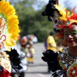 Artistas disfrazados como 'Vejigantes' desfilan durante el Carnaval de Vejigantes de la playa de Ponce, hoy, en Ponce (Puerto Rico). EFE/ Thais Llorca