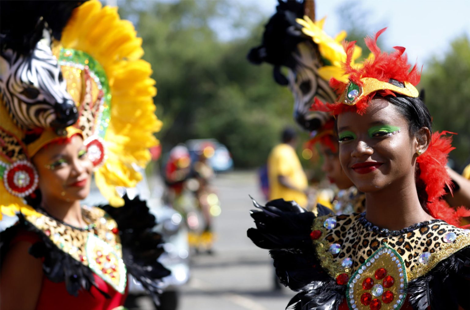 Artistas disfrazados como 'Vejigantes' desfilan durante el Carnaval de Vejigantes de la playa de Ponce, hoy, en Ponce (Puerto Rico). EFE/ Thais Llorca