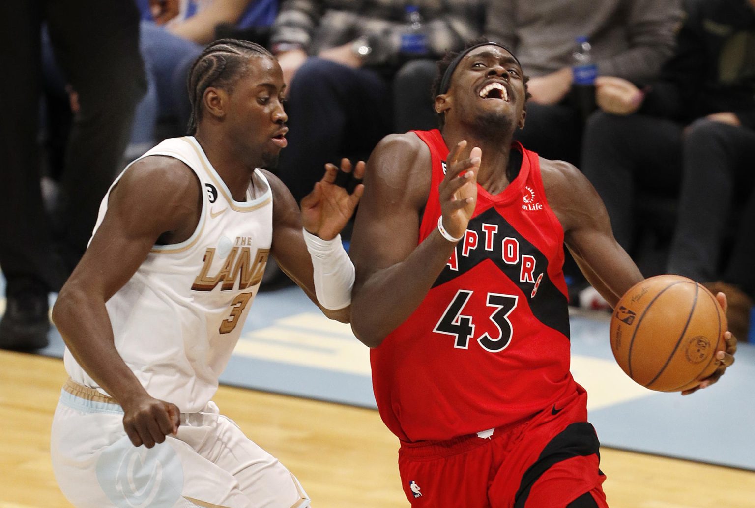 Fotografía de archivo de Pascal Siakam (d) de Toronto Raptors. EFE/ David Maxwell