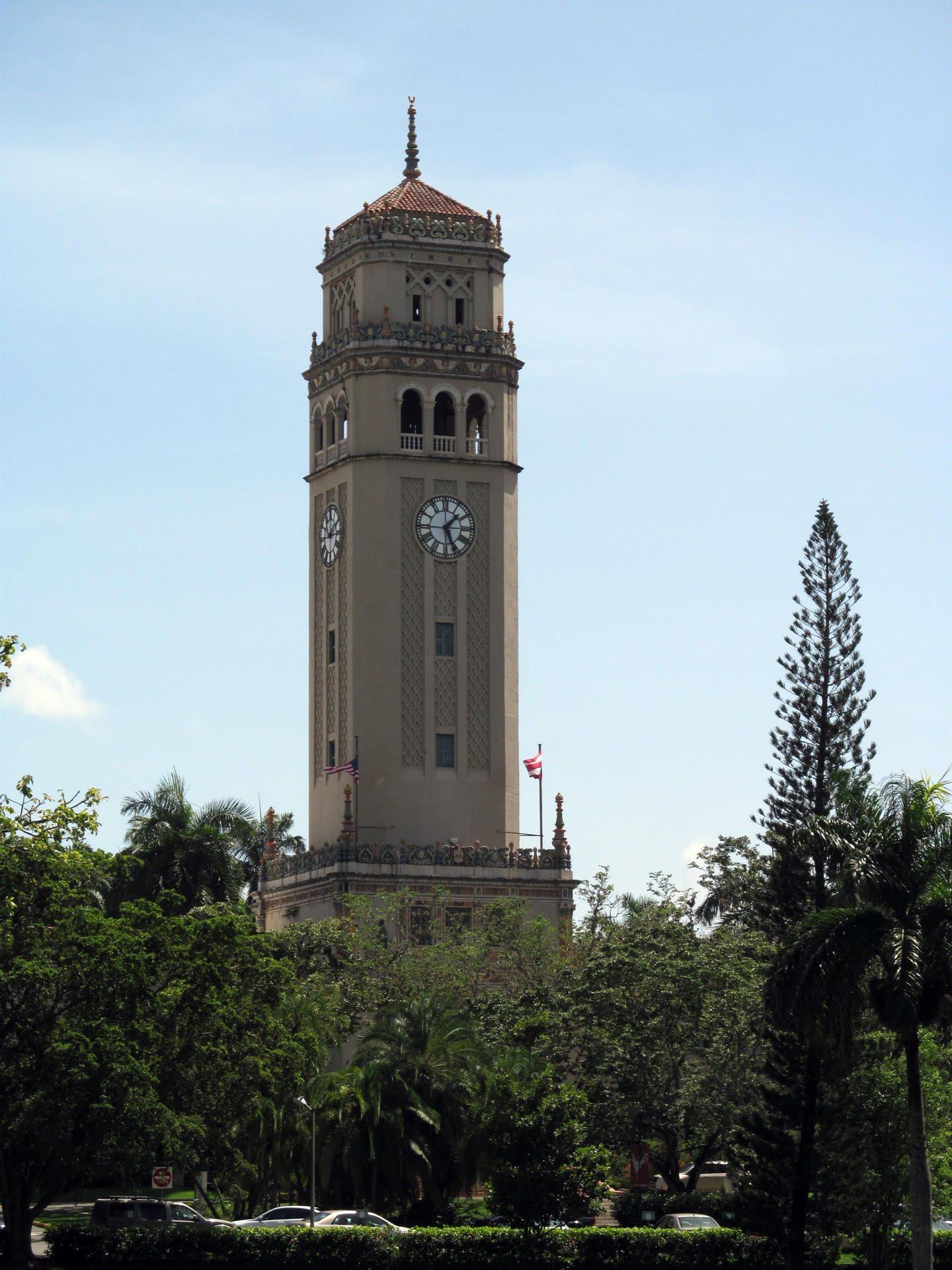 Fotografía de archivo en donde aparece la emblemática torre del campus de San Juan de la Universidad de Puerto Rico. EFE/Jorge Muñiz