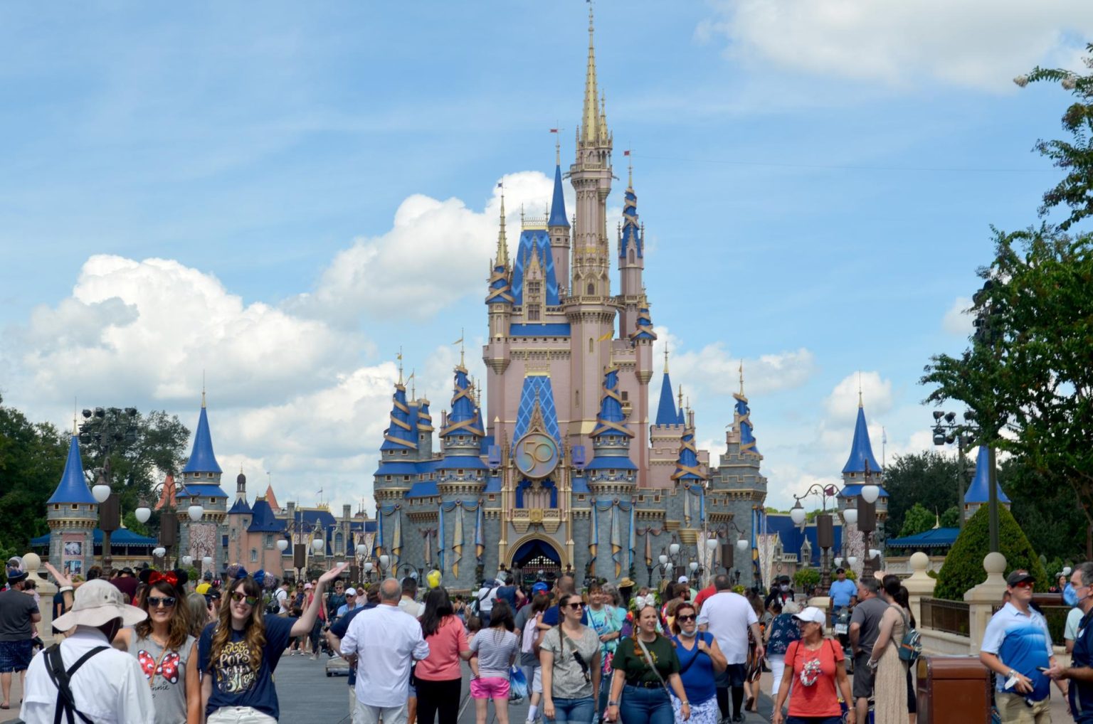 Decenas de personas caminan frente al redecorado palacio de la Cenicienta en el parque temático Magic Kingdom en Lake Buena Vista, Florida (EE.UU.). Imagen de archivo. EFE/Álvaro Blanco