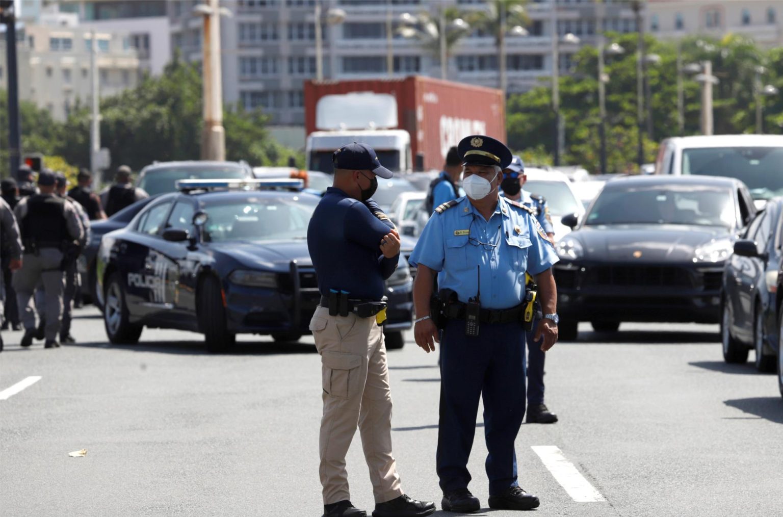 Agentes de la policía organizan el tráfico en la avenida Luis Muñoz Rivera y la entrada a la isleta del Viejo San Juan (Puerto Rico). EFE/ Thais Llorca