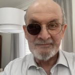 Fotografía publicada por el escritor Salman Rushdie en su cuenta de Twitter donde indica que es así como luce actualmente, al contrario de la foto publicada por el New Yorker la cual calificó de "dramática y poderosa". EFE/Salman Rushdie /SOLO USO EDITORIAL /NO VENTAS /SOLO DISPONIBLE PARA ILUSTRAR LA NOTICIA QUE ACOMPAÑA /CRÉDITO OBLIGATORIO