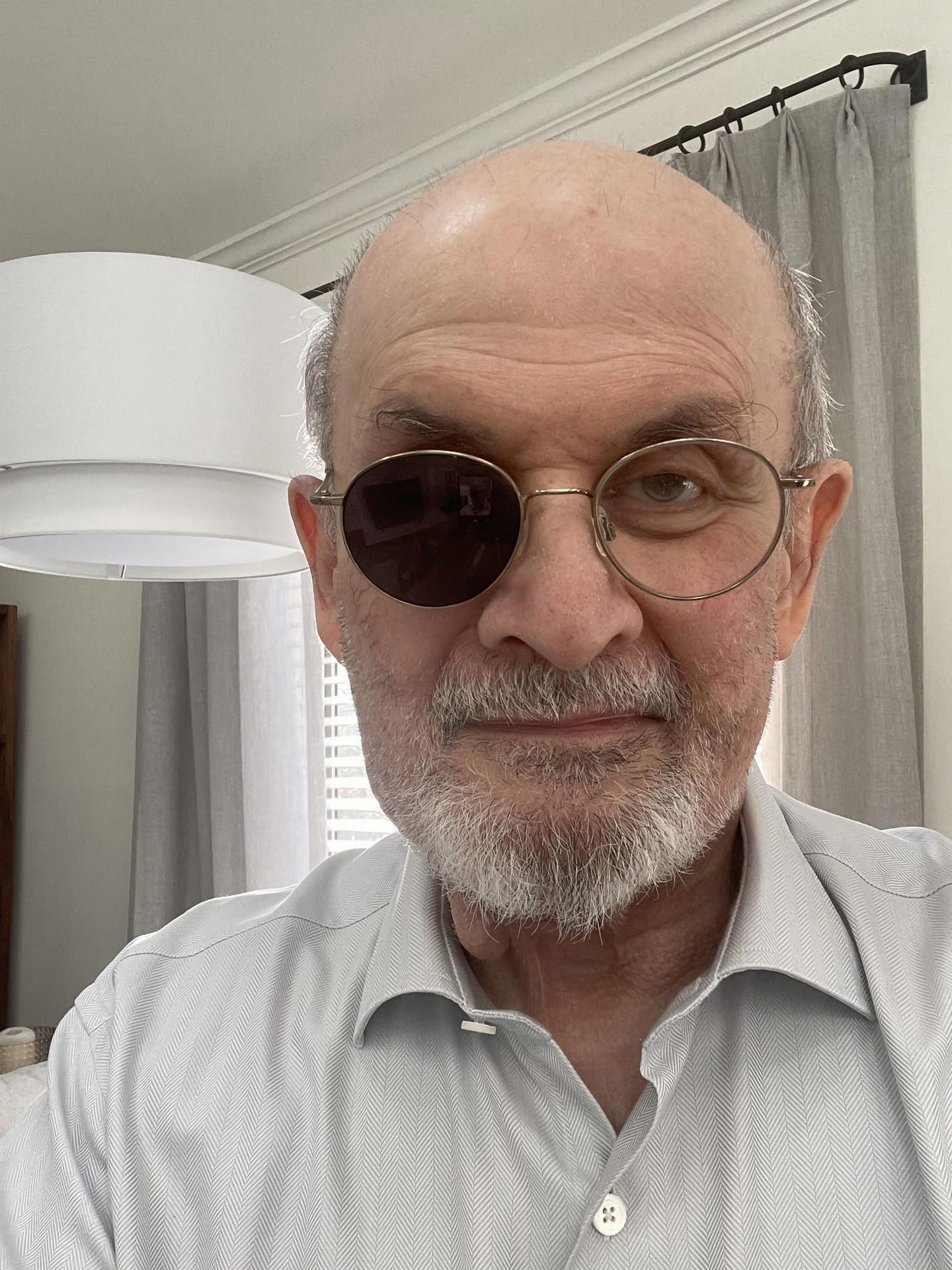 Fotografía publicada por el escritor Salman Rushdie en su cuenta de Twitter donde indica que es así como luce actualmente, al contrario de la foto publicada por el New Yorker la cual calificó de "dramática y poderosa". EFE/Salman Rushdie /SOLO USO EDITORIAL /NO VENTAS /SOLO DISPONIBLE PARA ILUSTRAR LA NOTICIA QUE ACOMPAÑA /CRÉDITO OBLIGATORIO