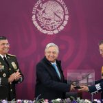 Fotografía cedida hoy, por la presidencia de México, del mandatario mexicano, Andrés Manuel López Obrador (c), mientras entrega un reconocimiento al general de división piloto aviador, José Gerardo Vega (d), acompañado del secretario de la Defensa Nacional, Luis Cresencio Sandoval (i), durante un acto protocolario en el municipio de Zapopan en Jalisco (México). . EFE/Presidencia de México/SOLO USO EDITORIAL/SOLO DISPONIBLE PARA ILUSTRAR LA NOTICIA QUE ACOMPAÑA(CRÉDITO OBLIGATORIO)