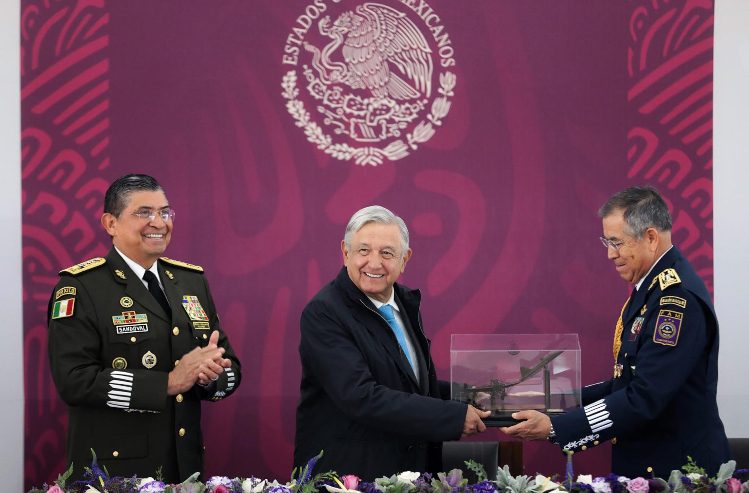 Fotografía cedida hoy, por la presidencia de México, del mandatario mexicano, Andrés Manuel López Obrador (c), mientras entrega un reconocimiento al general de división piloto aviador, José Gerardo Vega (d), acompañado del secretario de la Defensa Nacional, Luis Cresencio Sandoval (i), durante un acto protocolario en el municipio de Zapopan en Jalisco (México). . EFE/Presidencia de México/SOLO USO EDITORIAL/SOLO DISPONIBLE PARA ILUSTRAR LA NOTICIA QUE ACOMPAÑA(CRÉDITO OBLIGATORIO)