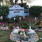 Fotografía de archivo donde se aprecia la placa de entrada de la escuela secundaria Marjory Stoneman Douglas, en Parkland, Florida (EE.UU.). EFE/Ana Mengotti ARCHIVO