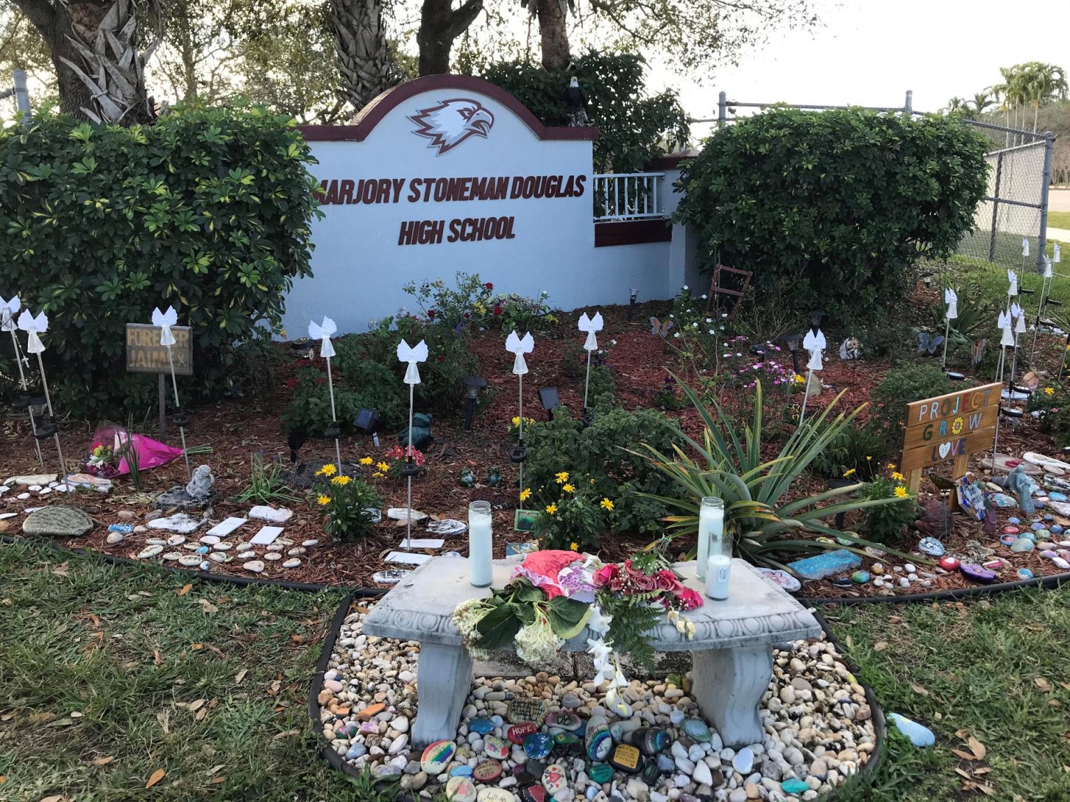 Fotografía de archivo donde se aprecia la placa de entrada de la escuela secundaria Marjory Stoneman Douglas, en Parkland, Florida (EE.UU.). EFE/Ana Mengotti ARCHIVO