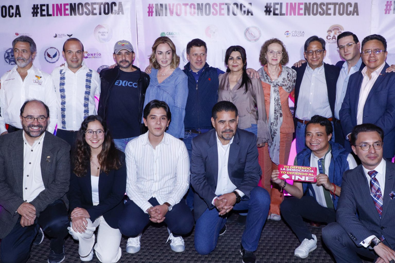 Representantes de diversas organizaciones civiles posan hoy, al termino de una rueda de prensa en la Ciudad de México (México). EFE/Isaac Esquivel