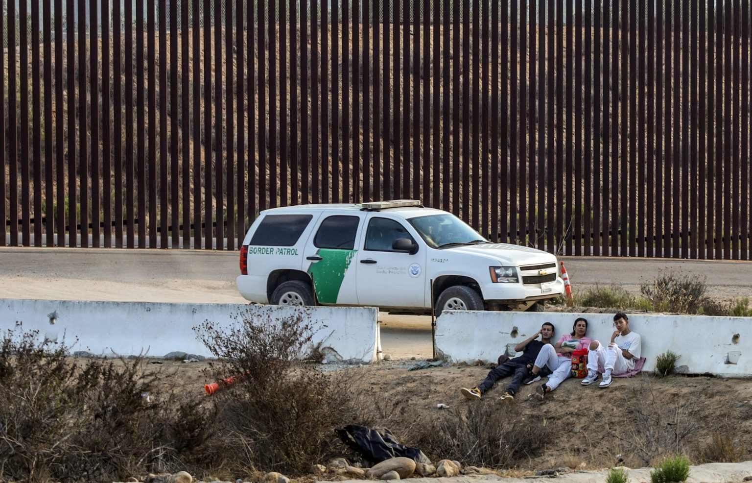 Policías estadounidenses realizan rondas de vigilancia en los limites de la ciudad de Tijuana, en Baja California (México). Imagen de archivo. EFE/ Joebeth Terríquez