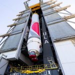 Fotografía cedida por United Launch Alliance (ULA) donde se aprecia su propulsor Vulcan Cert-1 en la Instalación de Integración Vertical (VIF) adyacente al Complejo de Lanzamiento Espacial 41 en la Estación de la Fuerza Espacial de Cabo Cañaveral, Florida (EEUU). EFE/ Ula SOLO USO EDITORIAL SOLO DISPONIBLE PARA ILUSTRAR LA NOTICIA QUE ACOMPAÑA (CRÉDITO OBLIGATORIO)