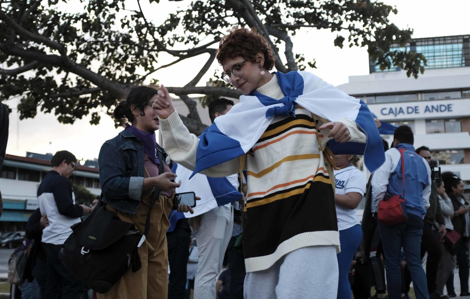 Un grupo de nicaragüenses se reúne en un "plantón", hoy, en San José (Costa Rica), para celebrar la libertad de más de 222 presos políticos que el gobierno de Daniel Ortega excarceló y traslado a los Estados Unidos. EFE/ Jeffrey Arguedas