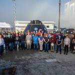 Fotografía del miércoles 1 de febrero cedida por la NASA donde aparecen los miembros del equipo de aterrizaje y recuperación de la nave espacial en el programa Artemis II mientras posan para una fotografía de grupo frente a la cápsula de prueba del módulo de tripulación en el Centro Espacial Kennedy de la NASA en Florida (EEUU). EFE/ Kim Shiflett Nasa SOLO USO EDITORIAL SOLO DISPONIBLE PARA ILUSTRAR LA NOTICIA QUE ACOMPAÑA (CRÉDITO OBLIGATORIO)