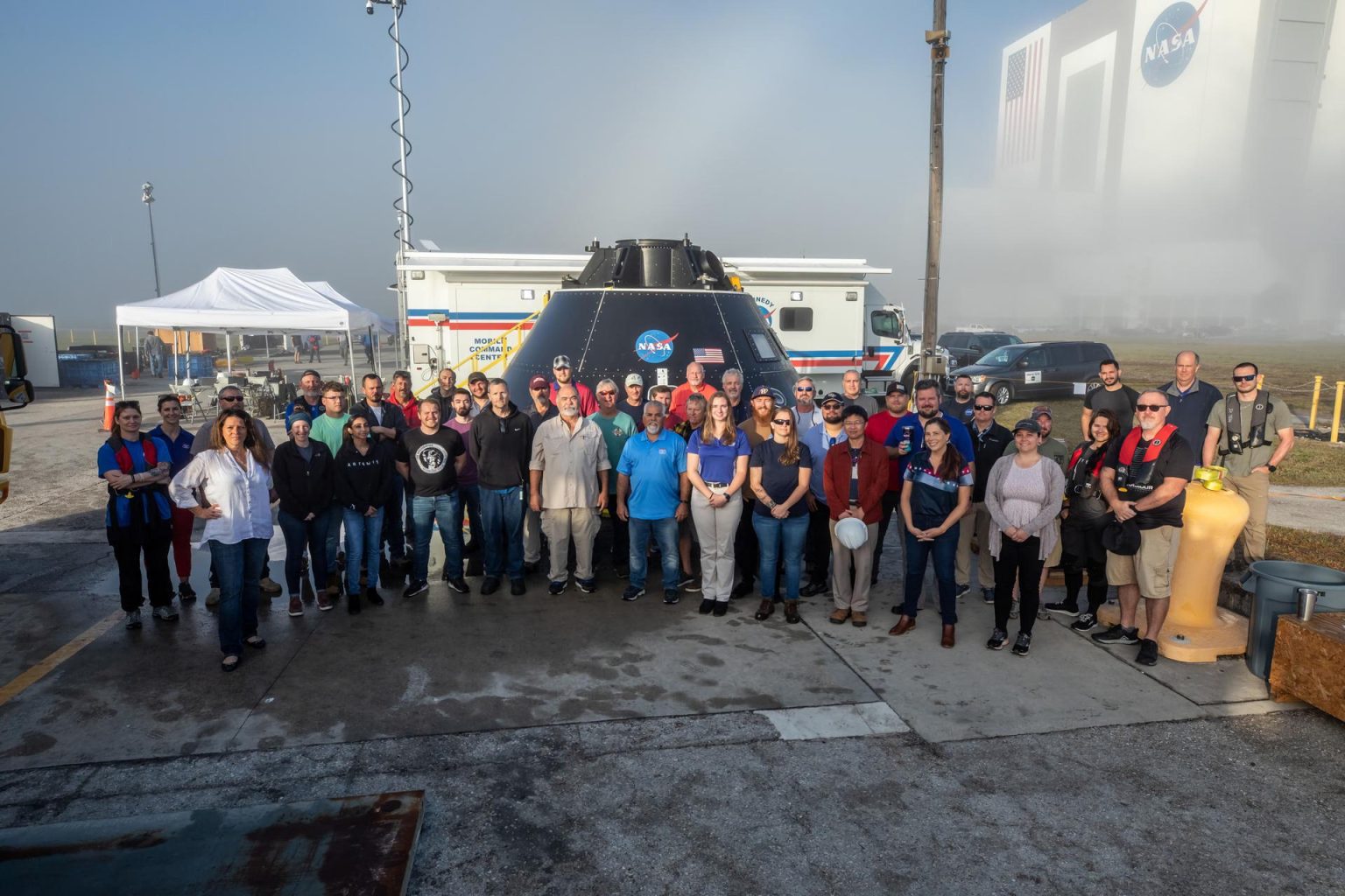 Fotografía del miércoles 1 de febrero cedida por la NASA donde aparecen los miembros del equipo de aterrizaje y recuperación de la nave espacial en el programa Artemis II mientras posan para una fotografía de grupo frente a la cápsula de prueba del módulo de tripulación en el Centro Espacial Kennedy de la NASA en Florida (EEUU). EFE/ Kim Shiflett Nasa SOLO USO EDITORIAL SOLO DISPONIBLE PARA ILUSTRAR LA NOTICIA QUE ACOMPAÑA (CRÉDITO OBLIGATORIO)