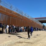 Imagen de archivo que muestra a migrantes mientras hacen fila para entregarse a la Patrulla Fronteriza estadounidense en la valla fronteriza de El Paso, Texas, frente a Ciudad Juárez, México. EFE/Octavio Guzmán