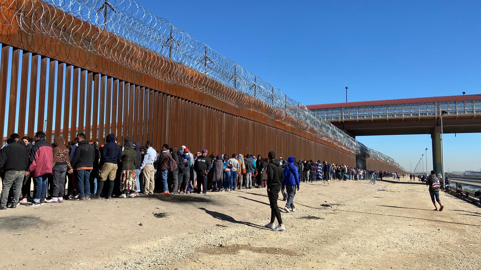 Imagen de archivo que muestra a migrantes mientras hacen fila para entregarse a la Patrulla Fronteriza estadounidense en la valla fronteriza de El Paso, Texas, frente a Ciudad Juárez, México. EFE/Octavio Guzmán