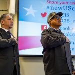 Los veteranos de origen mexicano que habían sido deportados a México, Mauricio Hernández Mata (i) y Leonel Contreras (d), rinden juramento como nuevos ciudadanos estadounidenses hoy, durante una ceremonia celebrada en San Diego, California (EEUU). EFE/Manuel Ocaño