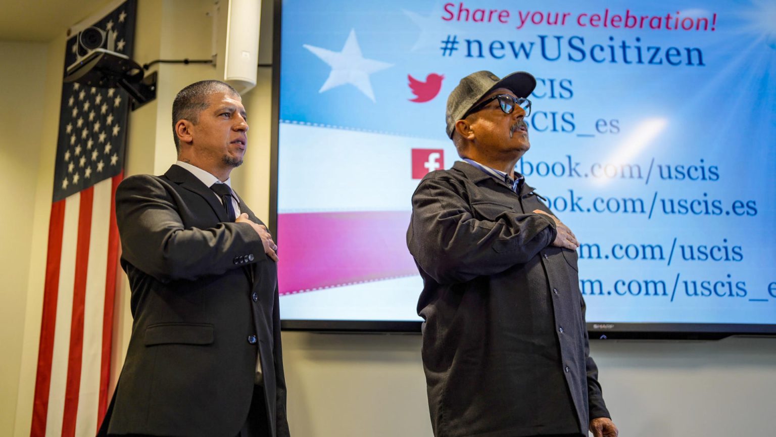 Los veteranos de origen mexicano que habían sido deportados a México, Mauricio Hernández Mata (i) y Leonel Contreras (d), rinden juramento como nuevos ciudadanos estadounidenses hoy, durante una ceremonia celebrada en San Diego, California (EEUU). EFE/Manuel Ocaño